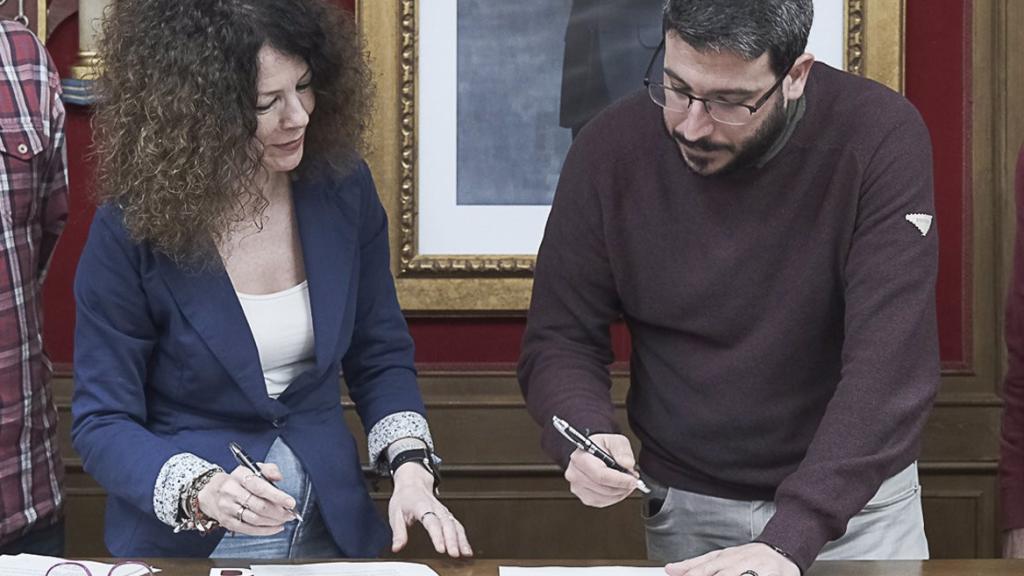 María José Pérez (IU) y Miguel Óscar Aparicio (PSOE) el día que ambas formaciones suscribieron el acuerdo de Gobierno.