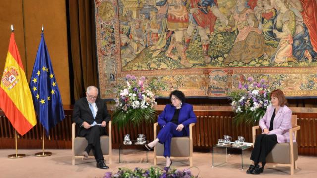 Sonia Sotomayor, durante el coloquio en el Tribunal Constitucional, junto al presidente y la vicepresidenta del órgano./