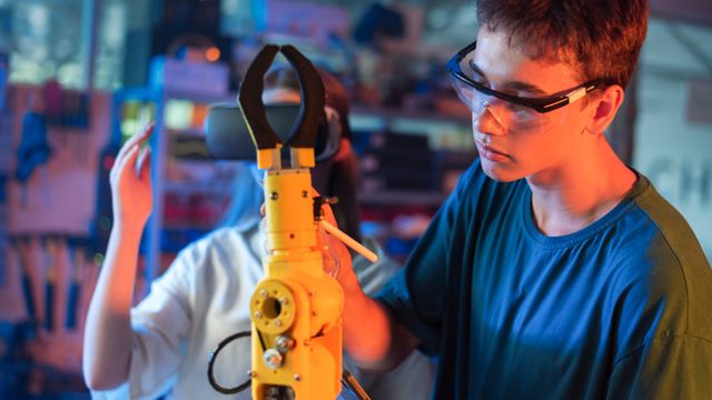 Trabajador industria tecnológica.