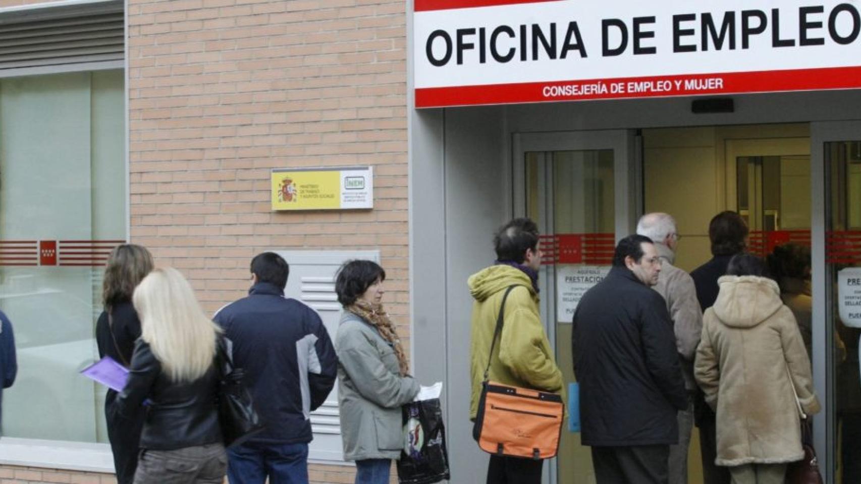 Personas haciendo cola en una oficina del SEPE