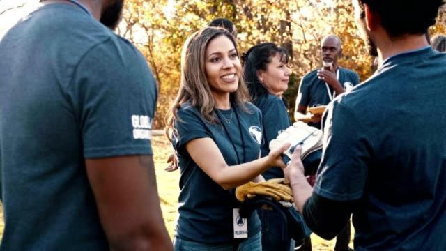 Varias personas trabajando en una ONG