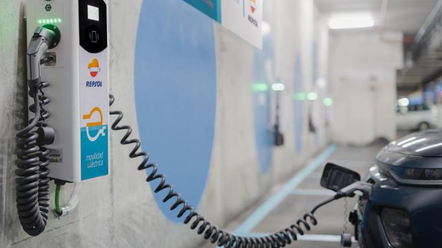 Punto de recarga para vehiculo eléctrico de Repsol.