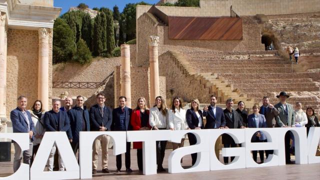 Asistentes a la presentación de la Gala de los Soles de Repsol, en el Teatro Romano de Cartagena.