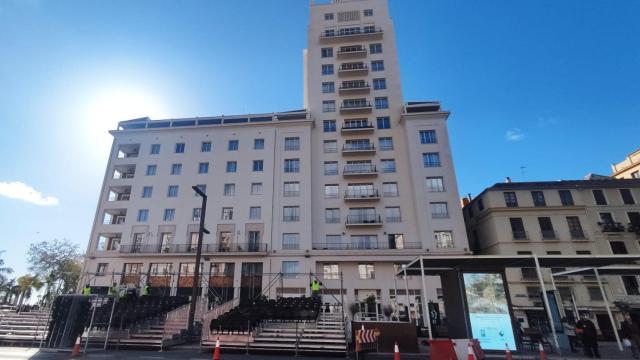 Operarios trabajan en el montaje de las tribunas.