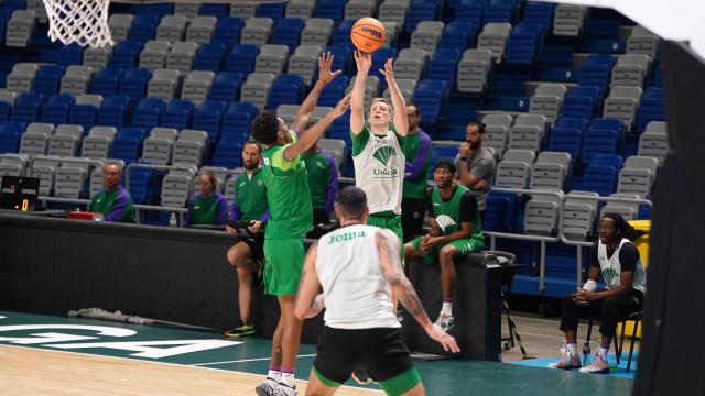 Alberto Díaz lanza a canasta en un entrenamiento del Unicaja de Málaga.