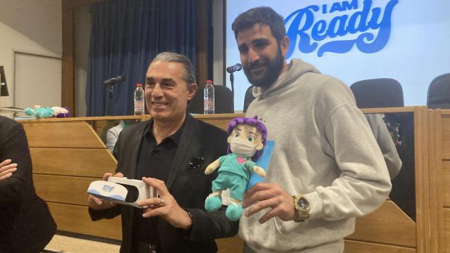 Sergio Scariolo y Ricky Rubio presentan el NixiKit en el Hospital Materno Infantil de Málaga.