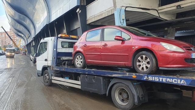Una grúa de rescate transporta un coche en Vigo, Pontevedra.