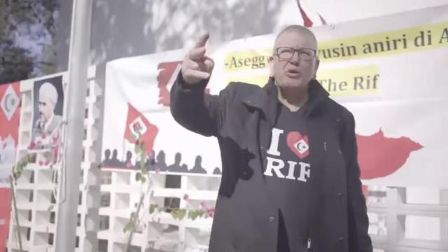 Un miembro del Partido Nacional Rifeño participa en el vídeo de anuncio de la apertura de una sede en Argel.
