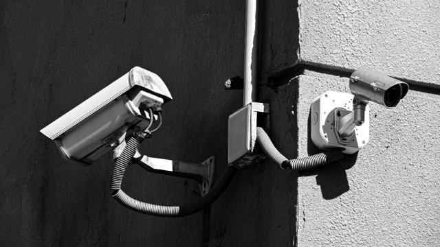 Unas cámaras de seguridad.
