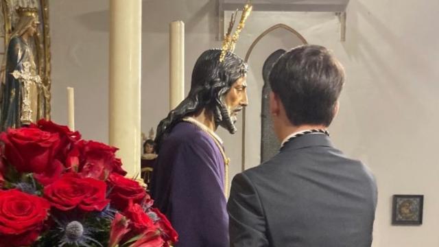 El joven herido, durante el Besamanos de Nuestro Padre Jesús Cautivo.