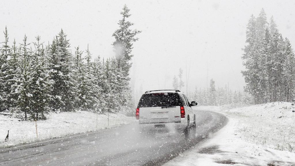 Imagen de archivo de un coche en una carretera nevada