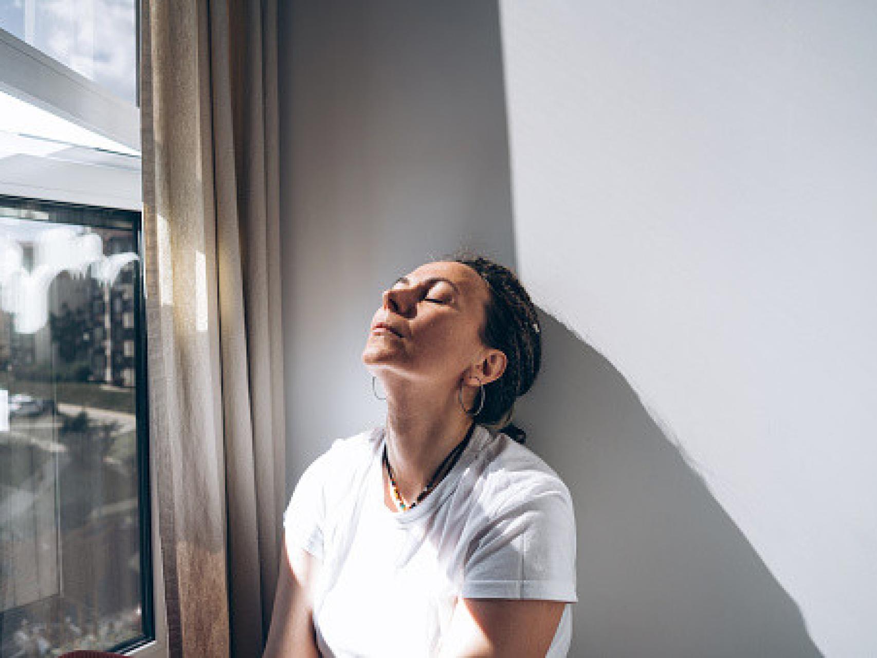 Una mujer triste con emociones negativas.