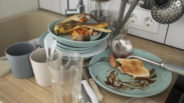 Vajilla sucia al lado del fregadero.