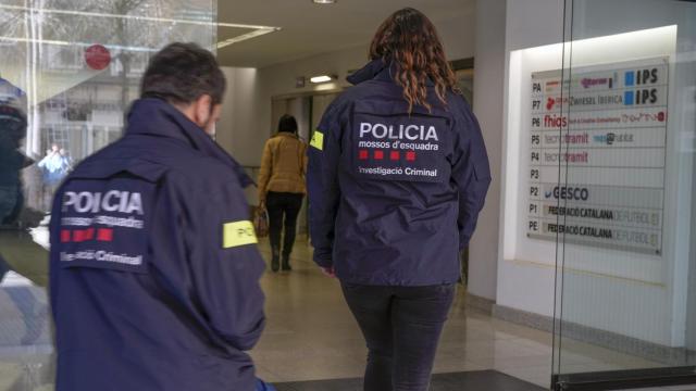 Los Mossos d'Esquadra entrando en la Federación Catalana de Fútbol