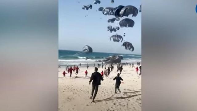 Momento en el que EEUU lanza lotes de alimentos en Gaza desde varios aviones.
