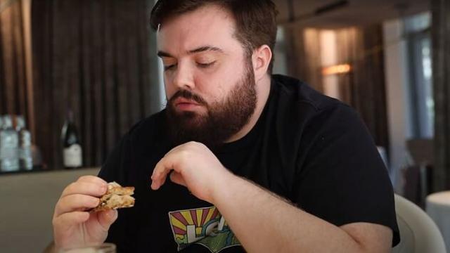 Clip de uno de los vídeos de Ibai Llanos cenando en un restaurante.