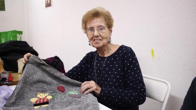 Celina, socia de la asociación, con una de sus creaciones.