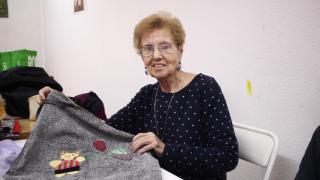 Celina, con una de sus creaciones.