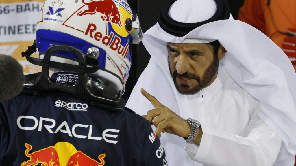 Ben Sulayem, presidente de la FIA, dialoga con Max Verstappen en el GP de Baréin.