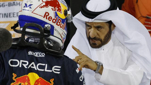 Ben Sulayem, presidente de la FIA, dialoga con Max Verstappen en el GP de Baréin.