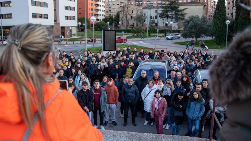 Amigos y familiares de Javier Márquez, congregados desde por la mañana para buscarlo.