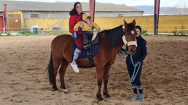 Beatriz con Jacobo en una clase de equinoterapia