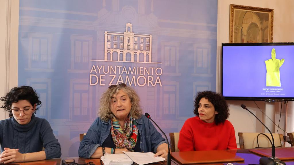 La concejal de Servicios Sociales y Mayores, Igualdad, Cooperación y Salud Pública, Auxi Fernández, en el centro