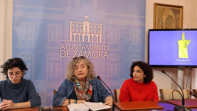 La concejal de Servicios Sociales y Mayores, Igualdad, Cooperación y Salud Pública, Auxi Fernández, en el centro
