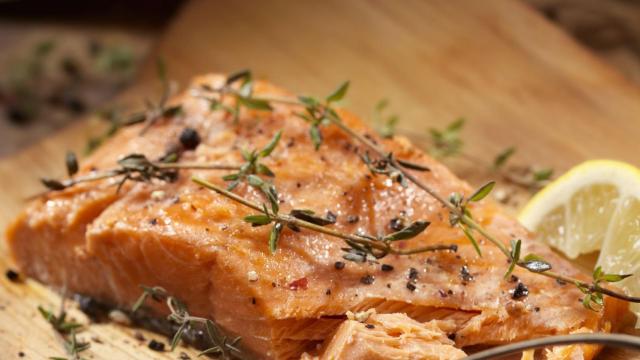 El truco para que el salmón al horno quede superjugoso y en su punto