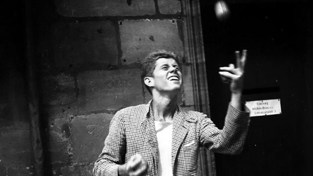 Kennedy haciendo malabares en Núremberg. Fotos: Archivo de la Biblioteca Presidencial de John F. Kennedy en Boston.