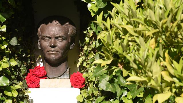 Busto de Federico García Lorca en el patio de su Museo Casa Natal, en Fuente Vaqueros (Granada). Foto: Diputación de Granada.