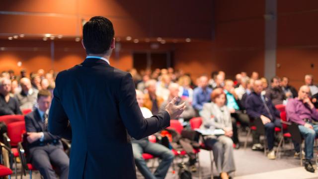 Imagen de archivo de un hombre dando una conferencia (iStock).