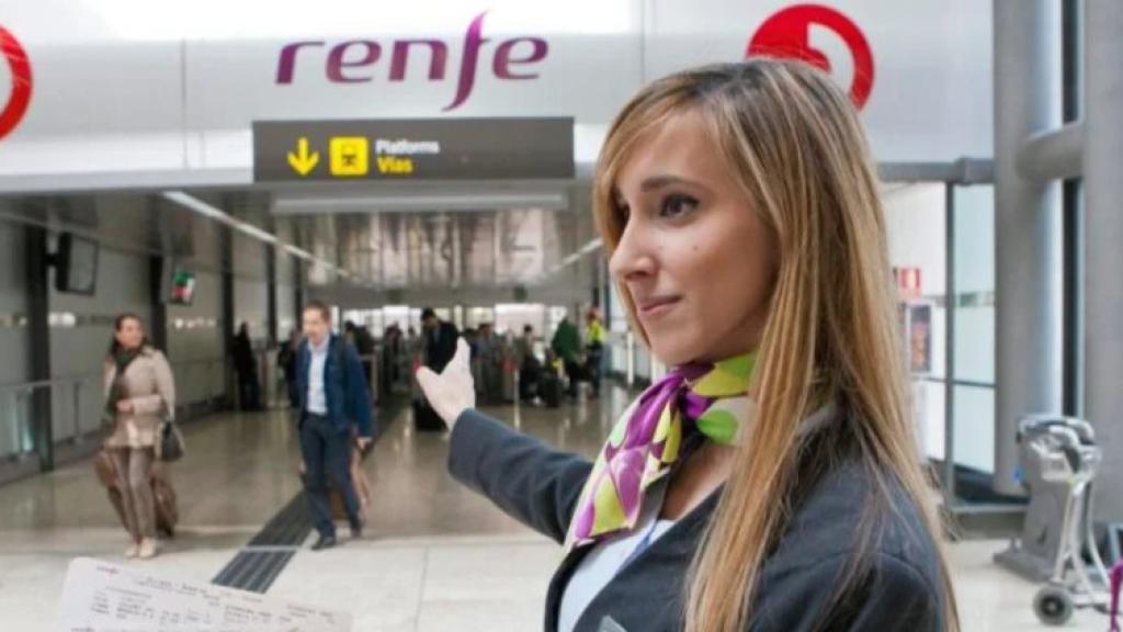 Una trabajadora de Renfe indicando a un cliente