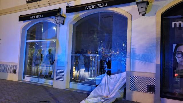 Imagen del butrón realizado en el cristal del establecimiento del Plaza Mayor de Málaga.