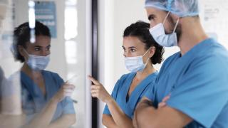 Imagen de dos enfermeros.