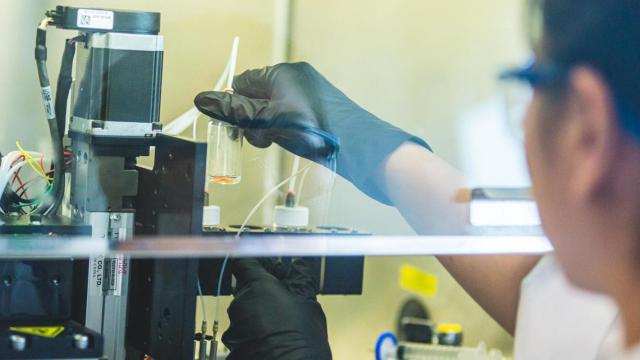Una persona añadiendo los cartuchos a la impresora 3D que imprime piel viva.