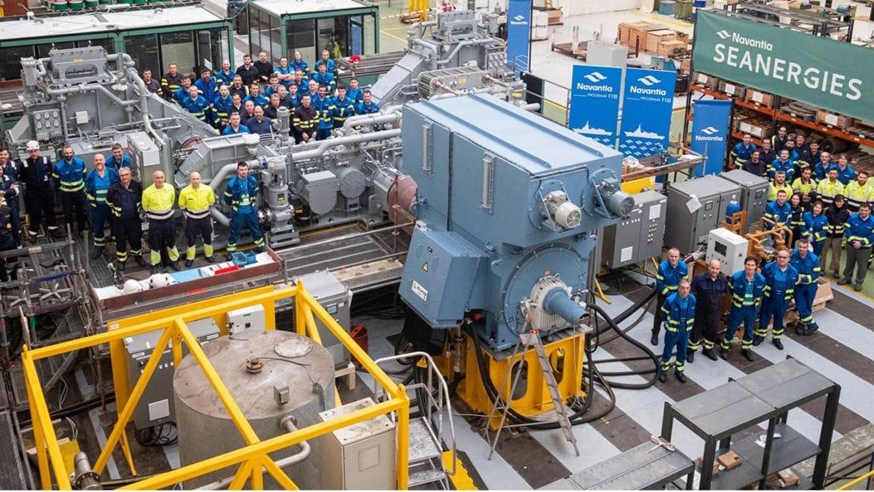 Empleados de Navantia trabajando sobre la primera fragata de la serie F-110
