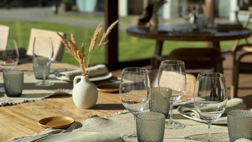 Mesa exterior en el Hotel-Restaurante Balarés (Foto: Balarés)