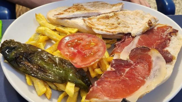 Uno de los famosos serranitos del bar Cibeles II.