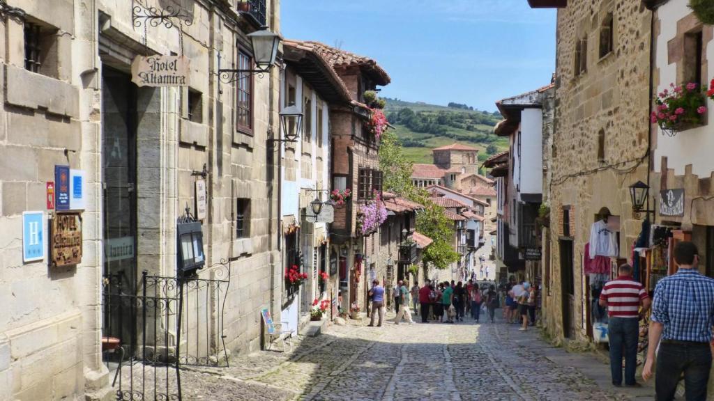 Una de las icónicas calles de Santillana del Mar.