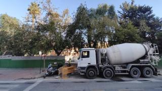 Un camión hormigonera, junto al Colegio Pablo Ruiz Picasso de Málaga.