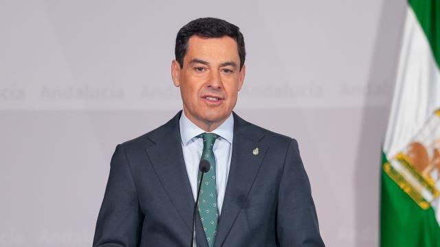 El presidente de la Junta, Juanma Moreno, en la rueda de prensa en la que ha dado detalles con lo sucedido con las fresas.