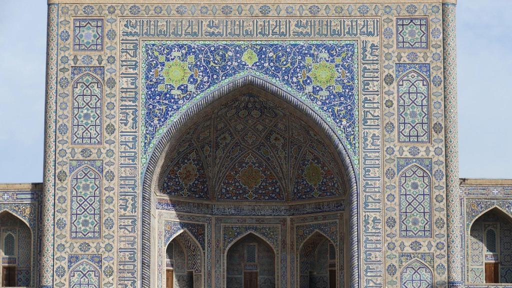 El Museo Estatal de Artes Aplicadas cuenta con exquisitos trabajos de yeso y azulejos coloridos.