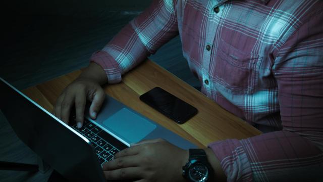 Un hombre sentado frente a su ordenador, en una imagen de Shutterstock.
