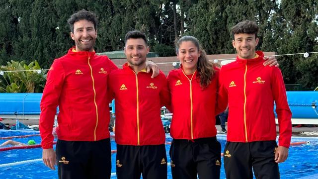 Roberto Cejuela, entrenador del equipo de Triatlón de la UA con los triatletas Roberto Sánchez Mantecón, Marta Pintanel y David Cantero.