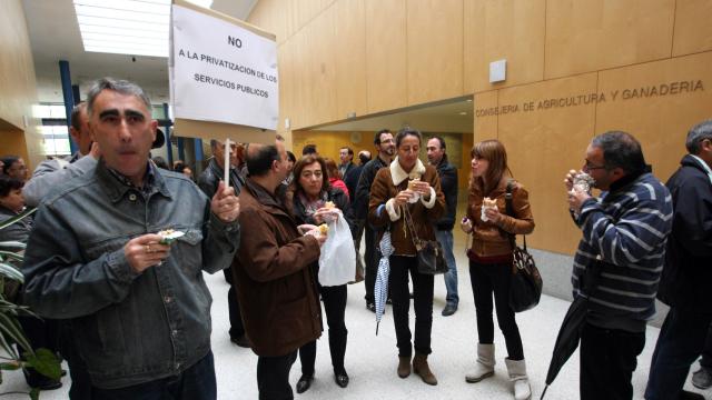 Empleados públicos de la Junta durante una protesta en la Consejería de Agricultura.