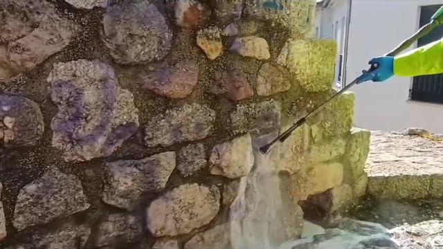 Limpieza de pintadas en la Muralla de Zamora