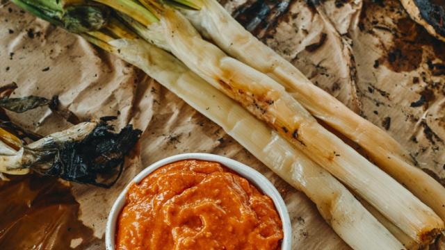 El único restaurante de Oviedo en el que disfrutar de una rica calçotada: una parada obligatoria para este mes