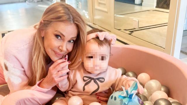 La actriz Ana García Obregón junto a su nieta, Ana Sandra Lequio Obregón, en una tierna imagen de sus redes sociales.