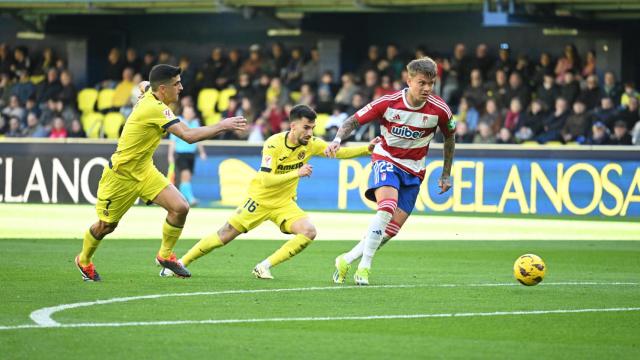 Baena y Gerard Moreno, ante un jugador del Granada.